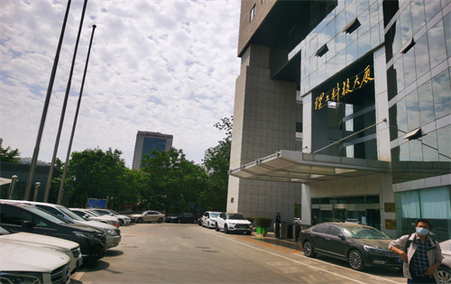 理工科技大厦正门